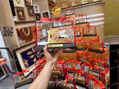 Quà tặng vinh danh nhân viên 10 năm, 15 năm của cong ty Van Hanh Mall