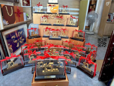 Tri ân, vinh danh nhân viên lâu năm tại cong ty Van Hanh Mall bằng biểu trưng dát vàng 24k
